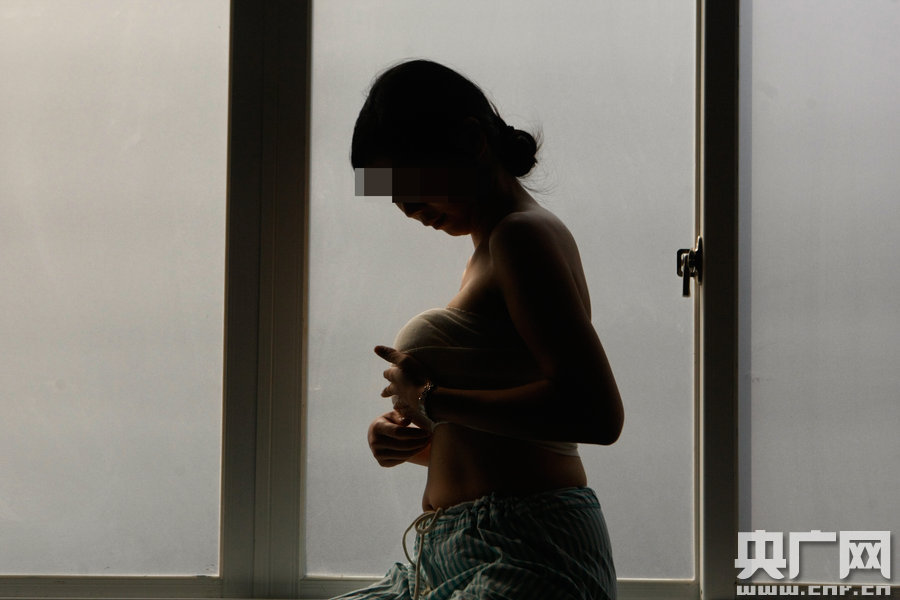 將挑戰(zhàn)國(guó)內(nèi)最大的600cc隆胸假體，誓要成為“中國(guó)最胸辣媽”。