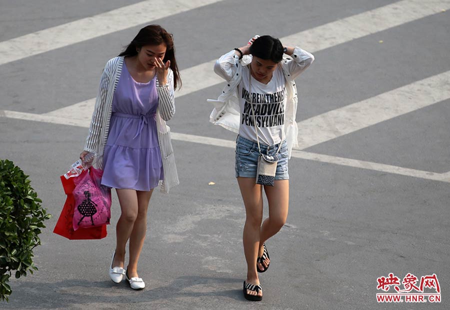 太熱了，還是把頭發(fā)扎起來