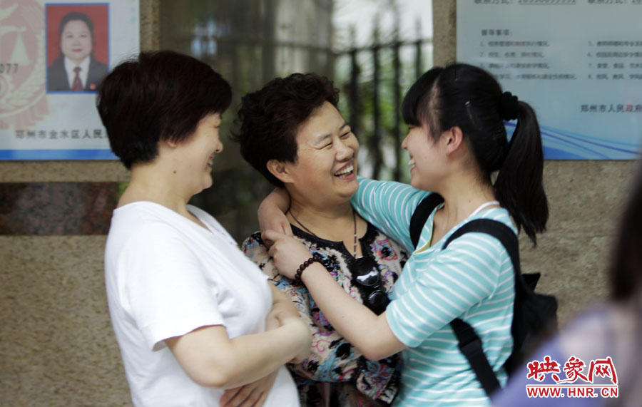 6月7日，鄭州回中考點(diǎn)，走出考場的考生和家長擁抱在一起