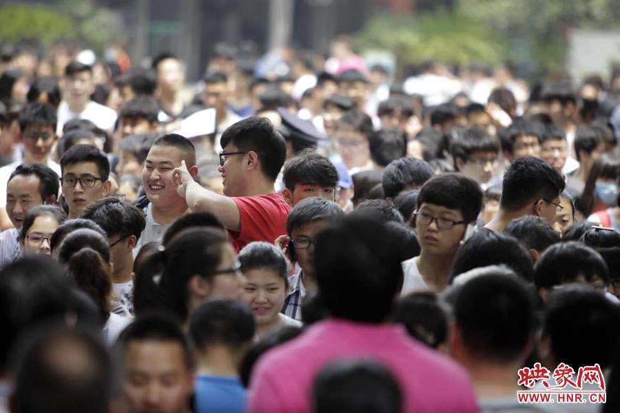 6月7日，鄭州回中考點(diǎn)，考生走出考場，面露笑容