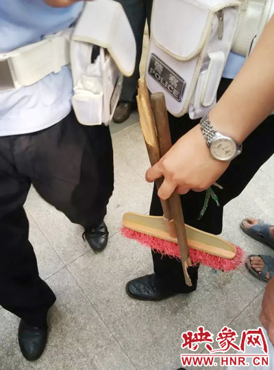 老太從環(huán)衛(wèi)工手中奪過(guò)掃帚，用腳踩斷，用力向環(huán)衛(wèi)工人的手上和腿上敲去。