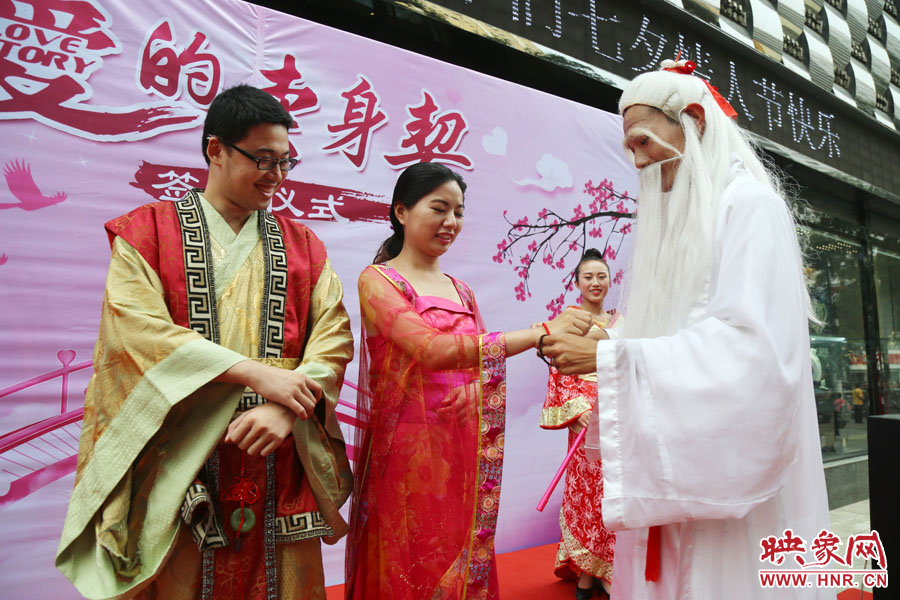 “月老”為每對情侶綁定“愛你一輩子”情侶手鏈。