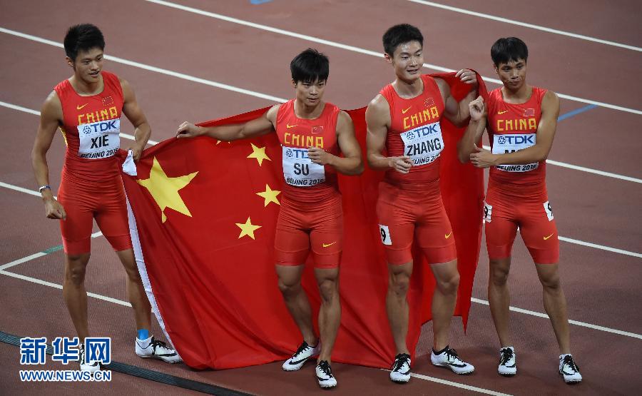 中國(guó)隊(duì)選手謝震業(yè)、蘇炳添、張培萌和莫有雪（從左至右）賽后慶祝。