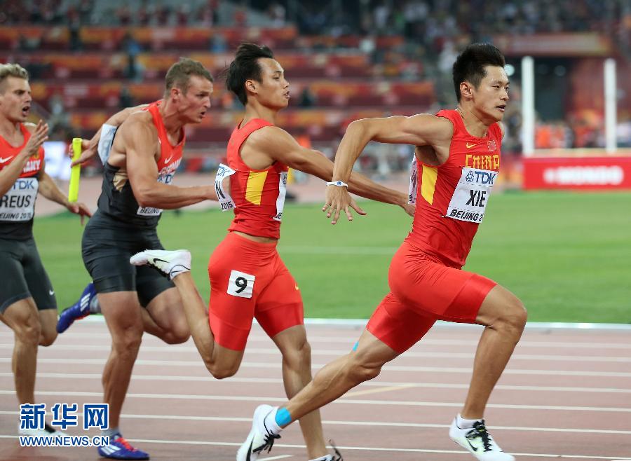 中國(guó)隊(duì)選手謝震業(yè)（右一）和莫有雪在比賽中交接棒。