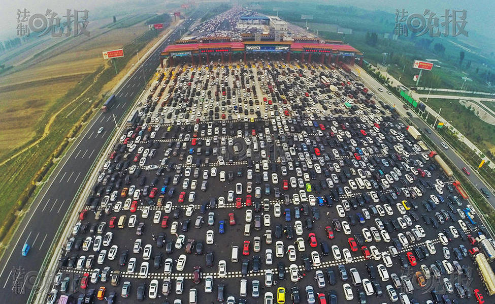 截止到下午4點(diǎn)，滯留在收費(fèi)口的車(chē)輛排隊(duì)有近百米。
