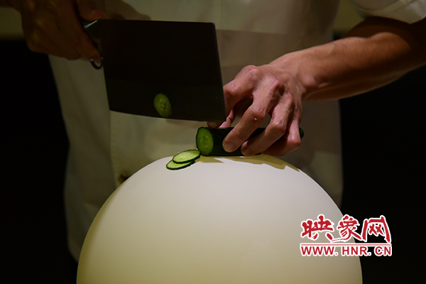 在面團氣球上切菜。