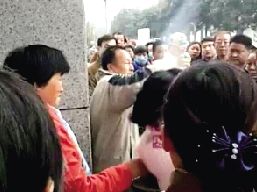 一對(duì)夫婦攔住小學(xué)生求助，被家長(zhǎng)和市民當(dāng)成人販子圍毆