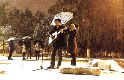 雪夜鄭大新校區(qū)的這一幕是不是也溫暖了你？
