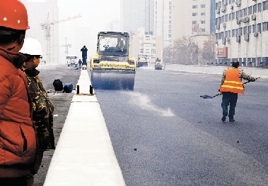 昨日農(nóng)業(yè)路高架第八標(biāo)段已經(jīng)開始鋪設(shè)瀝青。