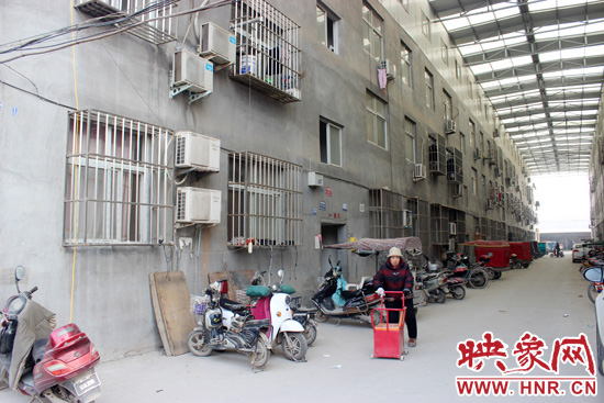 三棟居民樓沒(méi)有任何手續(xù)，沒(méi)有房產(chǎn)證，售價(jià)超級(jí)低。