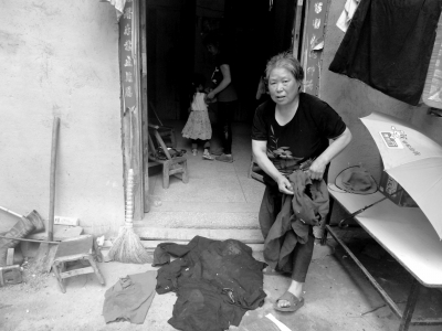 侯見(jiàn)志的母親拿出老伴受傷時(shí)穿的血衣。京華時(shí)報(bào)記者鄭羽佳攝