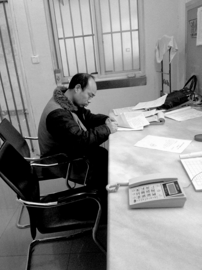 侯見(jiàn)志在看守所中簽署上訴書(shū)。律師供圖