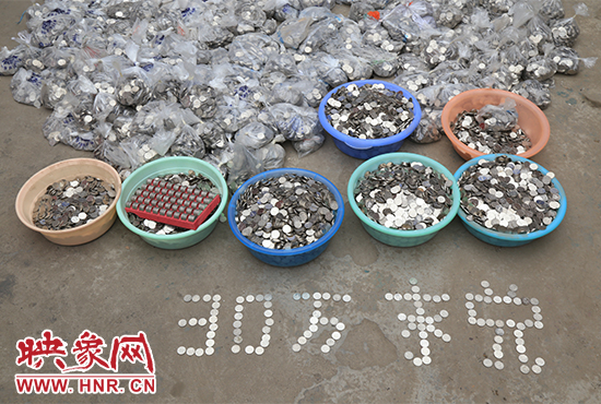 據(jù)負(fù)責(zé)清點(diǎn)“巨資”的張大爺介紹，這筆“巨資”積攢了兩個(gè)月左右，有30萬左右，重達(dá)3000多斤。