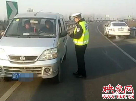 2月3日，一名男子因錯(cuò)過(guò)了路口不顧自身安全竟然在高速上逆行，被焦作高速交警逮個(gè)正著。