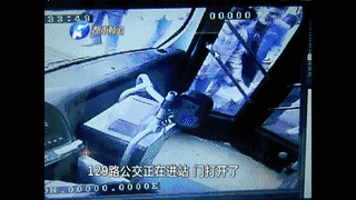女子乘公交遭竊 車(chē)長(zhǎng)機(jī)智抓小偷