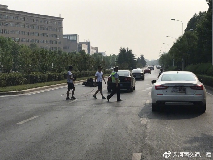 鄭州街頭瑪莎拉蒂與電動(dòng)車(chē)相撞 電車(chē)車(chē)主受傷送醫(yī)