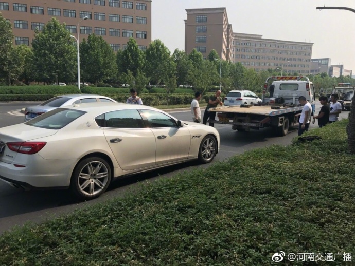 鄭州街頭瑪莎拉蒂與電動(dòng)車(chē)相撞 電車(chē)車(chē)主受傷送醫(yī)