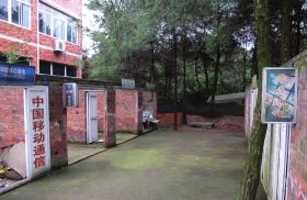緊挨鐵山坪基地，有一條“迷你”街道，雖然簡(jiǎn)陋，但尚未拆去的店鋪名稱顯出了曾經(jīng)的“繁華”。組圖/記者倪志剛