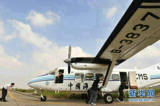 資料圖：中國海監(jiān)東海航空支隊(duì)舟山基地工作人員正在進(jìn)行運(yùn)-12飛機(jī)備航。