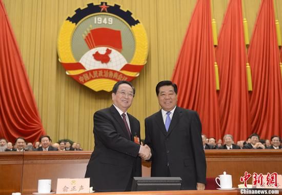 3月11日下午，全國政協(xié)十二屆一次會議在北京人民大會堂舉行第四次全體會議，俞正聲當選政協(xié)第十二屆全國委員會主席。圖為政協(xié)第十一屆全國委員會主席賈慶林和俞正聲握手，表示祝賀。中新社發(fā) 廖攀 攝