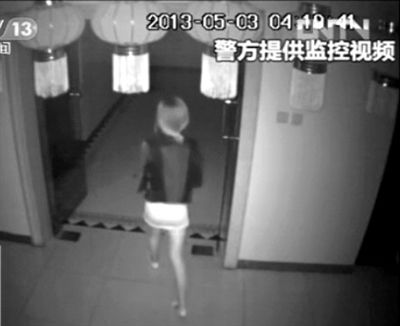 監(jiān)控視頻中，女子獨(dú)自走向墜樓處。 央視視頻截圖