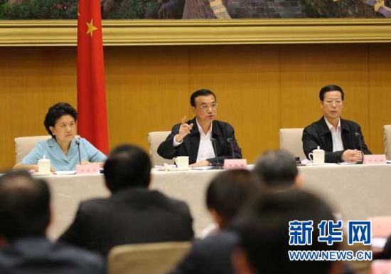 　5月13日，國(guó)務(wù)院召開(kāi)全國(guó)電視電話會(huì)議，動(dòng)員部署國(guó)務(wù)院機(jī)構(gòu)職能轉(zhuǎn)變工作。中共中央政治局常委、國(guó)務(wù)院總理李克強(qiáng)發(fā)表講話。 新華社記者劉衛(wèi)兵 攝