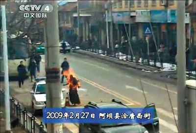 2009年2月27日，一名僧侶在阿壩縣洽唐西街自焚。本版圖片/央視截圖