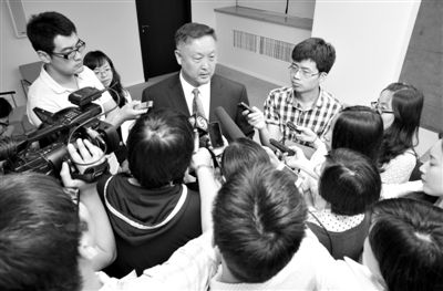 6月5日，商務(wù)部新聞辦公室召開“中歐光伏產(chǎn)品貿(mào)易摩擦”專題發(fā)布會。發(fā)布會結(jié)束后，中國機(jī)電產(chǎn)品進(jìn)出口商會會長張鈺晶接受記者采訪。新京報記者