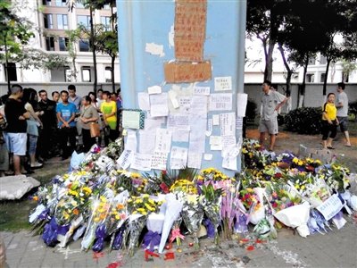 　昨日，廈門市民在BRT的橋墩下放上鮮花悼念逝者。新京報(bào)記者 郭鐵流 攝