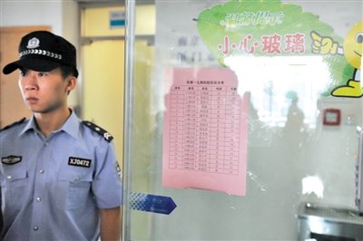 前日，廈門市解放軍174醫(yī)院重癥醫(yī)學(xué)科門口貼著在該醫(yī)院接受治療的受傷人員名單。 新華社記者 陳曄華