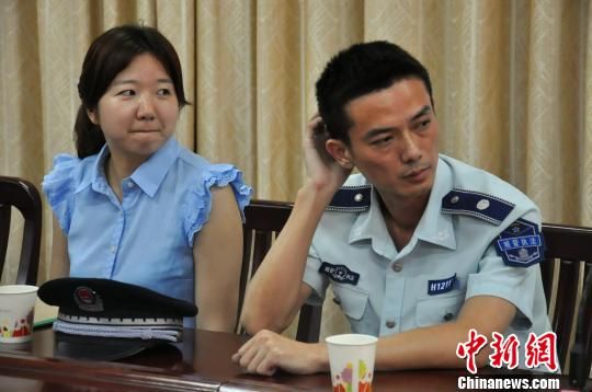 圖為參與“體驗式執(zhí)法”的兩名城管隊員?！埱邸z