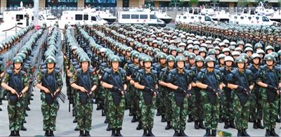 6月29日，新疆武警部隊(duì)反恐維穩(wěn)誓師大會在烏魯木齊市人民廣場舉行。據(jù)《新疆日報(bào)》