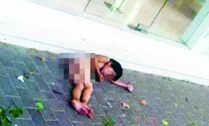大熱天，小女孩赤身躺在馬路上