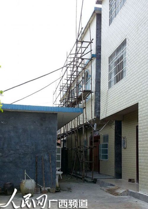 何某某的家門緊鎖，23日晚家人連夜搬家，現(xiàn)在去向不明