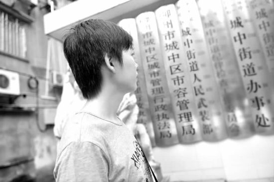 小韋如愿領(lǐng)到城管錄用通知書 小韋如愿領(lǐng)到城管錄用通知書