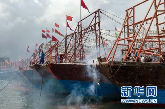2013年8月1日 南海開(kāi)漁日 臨高迎新港 8月1日，海南省臨高縣漁民在船上鳴放鞭炮慶祝武蓮港開(kāi)港。