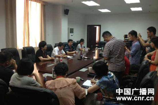 試卷原件展示前向媒體說(shuō)明情況，并要求媒體不能拍照或攝像