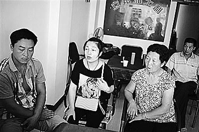 6日，祁某（左一）和家人在富平縣城的親戚家等兩個(gè)孩子的消息《新京報(bào)》供圖