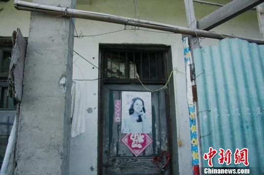 圖為嫌犯租住的民房，當(dāng)天受害人即攀在門(mén)上的窗口對(duì)外呼救。 吳佳蔚 攝