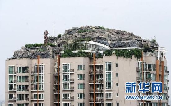 位于北京市海淀區(qū)白石橋路45號人濟(jì)山莊小區(qū)B棟樓頂?shù)募偕絼e墅（8月12日攝）。