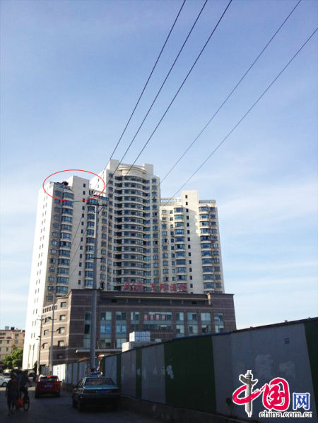 2013年8月14日，江蘇蘇州蘇州市三香大廈高樓18層樓頂東側(cè)陽臺上的“蘇州園林”式別墅，兩座涼亭和兩道回廊，飛檐翹角，一派蘇州園林的氣勢。中國網(wǎng)圖片庫李俊鋒攝影