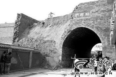 昨日上午9時左右，工人在倒塌處重新裝上護(hù)欄。實(shí)習(xí)記者 楊虎元 攝