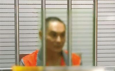 涉嫌窩藏罪的李明在接受訊問。