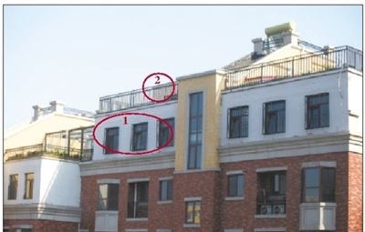 中海城香克林小區(qū),楊智家的樓頂上加蓋了兩層違建。其中北側(cè)露臺建成了一層灰白色的房屋(①)。在該違建頂部的東側(cè),又加蓋了一層面積較小的房屋(②)。新京報記者 韓萌 攝