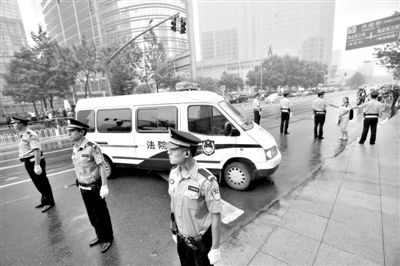 　　昨日早上,押解李某某的車隊開進法院。當(dāng)日,李某某等5人涉嫌強奸案在海淀法院不公開審理。本版攝影/新京報記者 王貴彬