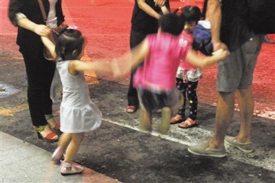 2012年8月1日晚，北京兒童醫(yī)院，三個(gè)來自廊坊的小女孩在玩耍，她們都被幼兒園老板性侵害。本版攝影/新京報(bào)記者 尹亞飛