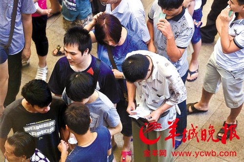 挎腰包的“黃牛”分發(fā)一輪“任務”后，自己也開始整理“炒號”簽條
