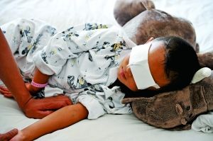 9月2日，小斌斌在病床上休息。山西省眼科醫(yī)院院長(zhǎng)賈亞丁介紹，醫(yī)院安排心理專家對(duì)患兒及家屬進(jìn)行心理治療。
