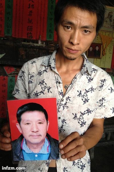 程興貴的兒子程正鵬拿著父親的遺照。程興貴自殺后，政府補(bǔ)償程家6000多塊錢，并終于認(rèn)定了程興貴的代課教齡。 (南方周末記者雷磊/圖)