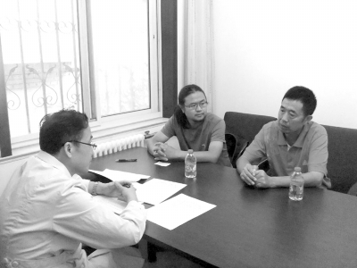 9月13日下午，雷闖(中)與父親在國家衛(wèi)計委遞交建議信，與衛(wèi)計委工作人員交流。　雷闖供圖